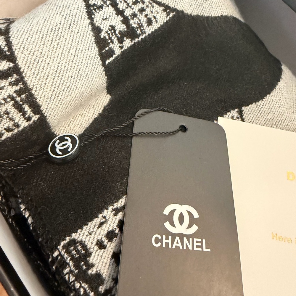 CHANEL Black and White Cashmere Silk Blend Scarf/ Wrap/VIP GWP - Picture 4 of 9
